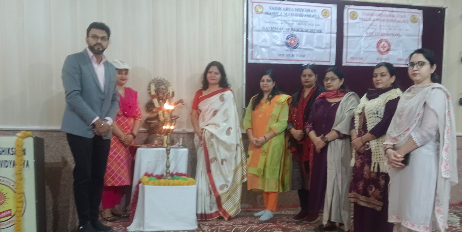 वैश्य शिक्षण महिला महाविद्यालय बहादुरगढ़ में शनिवार को बुद्ध की देवी सरस्वती की प्रतिमा के समक्ष दीप प्रज्ज्वलित कर रोजगार कौशल कार्यशाला का शुभारंभ करते मुख्य वक्ता साहिल गांधी व प्राचार्य डॉक्टर आशा शर्मा वैश्य शिक्षण महिला महाविद्यालय बहादुरगढ़ में शनिवार को बुद्ध की देवी सरस्वती की प्रतिमा के समक्ष दीप प्रज्ज्वलित कर रोजगार कौशल कार्यशाला का शुभारंभ करते मुख्य वक्ता साहिल गांधी व प्राचार्य डॉक्टर आशा शर्मा
