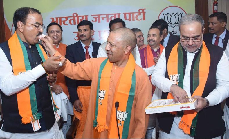 केशव प्रसाद मौर्य को मिठाई खिलाते मुख्यमंत्री योगी केशव प्रसाद मौर्य को मिठाई खिलाते मुख्यमंत्री योगी