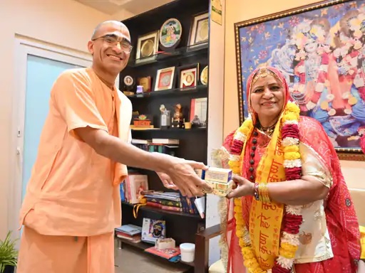 पद्मश्री गुलाबो सपेरा ने गुप्त वृन्दावन धाम में लिया कृष्ण बलराम का आशीर्वाद पद्मश्री गुलाबो सपेरा ने गुप्त वृन्दावन धाम में लिया कृष्ण बलराम का आशीर्वाद