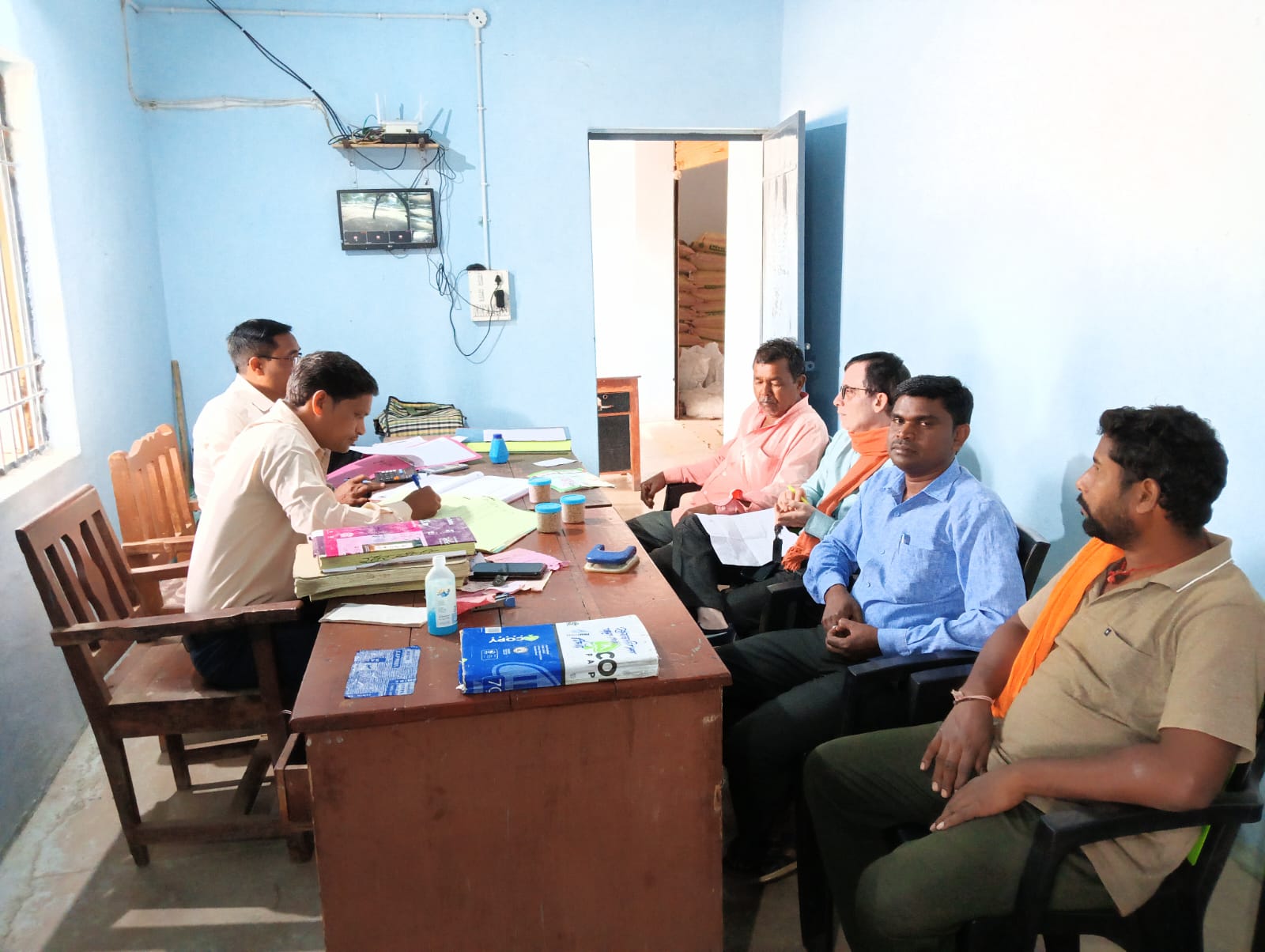 सहकारी सोसाइटी में प्रबंधकों से चर्चा करते हुए किसान। सहकारी सोसाइटी में प्रबंधकों से चर्चा करते हुए किसान।