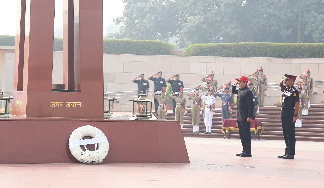 नई दिल्लीः शनिवार को राष्ट्रीय युद्ध स्मारक, इंडिया गेट पर पूरे एनसीसी समुदाय की ओर से शहीद नायकों को पुष्पांजलि अर्पित करते रक्षा सचिव राजेश कुमार सिंह नई दिल्लीः शनिवार को राष्ट्रीय युद्ध स्मारक, इंडिया गेट पर पूरे एनसीसी समुदाय की ओर से शहीद नायकों को पुष्पांजलि अर्पित करते रक्षा सचिव राजेश कुमार सिंह