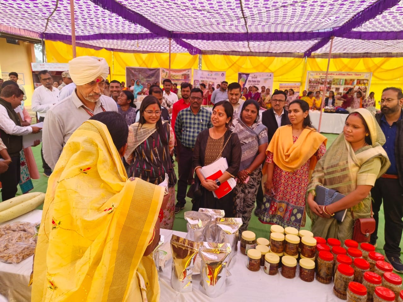 बिहान की महलाओं द्वारा लगाए स्टाल का निरीक्षण करते हुए भारत सरकार ग्रामीण विकास मंत्रालय के एडिशनल सेक्रेटरी चरणजीत सिंह व अन्य अधिकारी। बिहान की महलाओं द्वारा लगाए स्टाल का निरीक्षण करते हुए भारत सरकार ग्रामीण विकास मंत्रालय के एडिशनल सेक्रेटरी चरणजीत सिंह व अन्य अधिकारी।