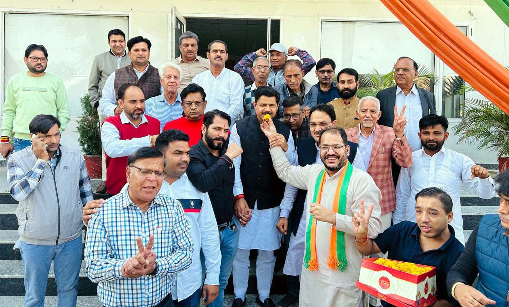महाराष्ट्र चुनाव में जीत पर खुशी मनाते भाजपा कार्यकर्ता। महाराष्ट्र चुनाव में जीत पर खुशी मनाते भाजपा कार्यकर्ता।