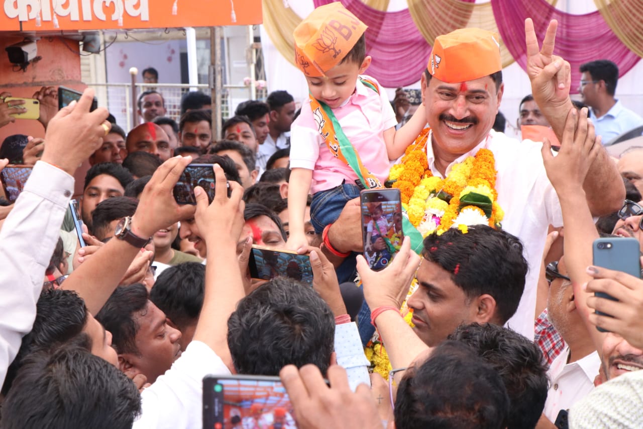 जीत के बाद समर्थकों के बीच राजन नाईक। जीत के बाद समर्थकों के बीच राजन नाईक।