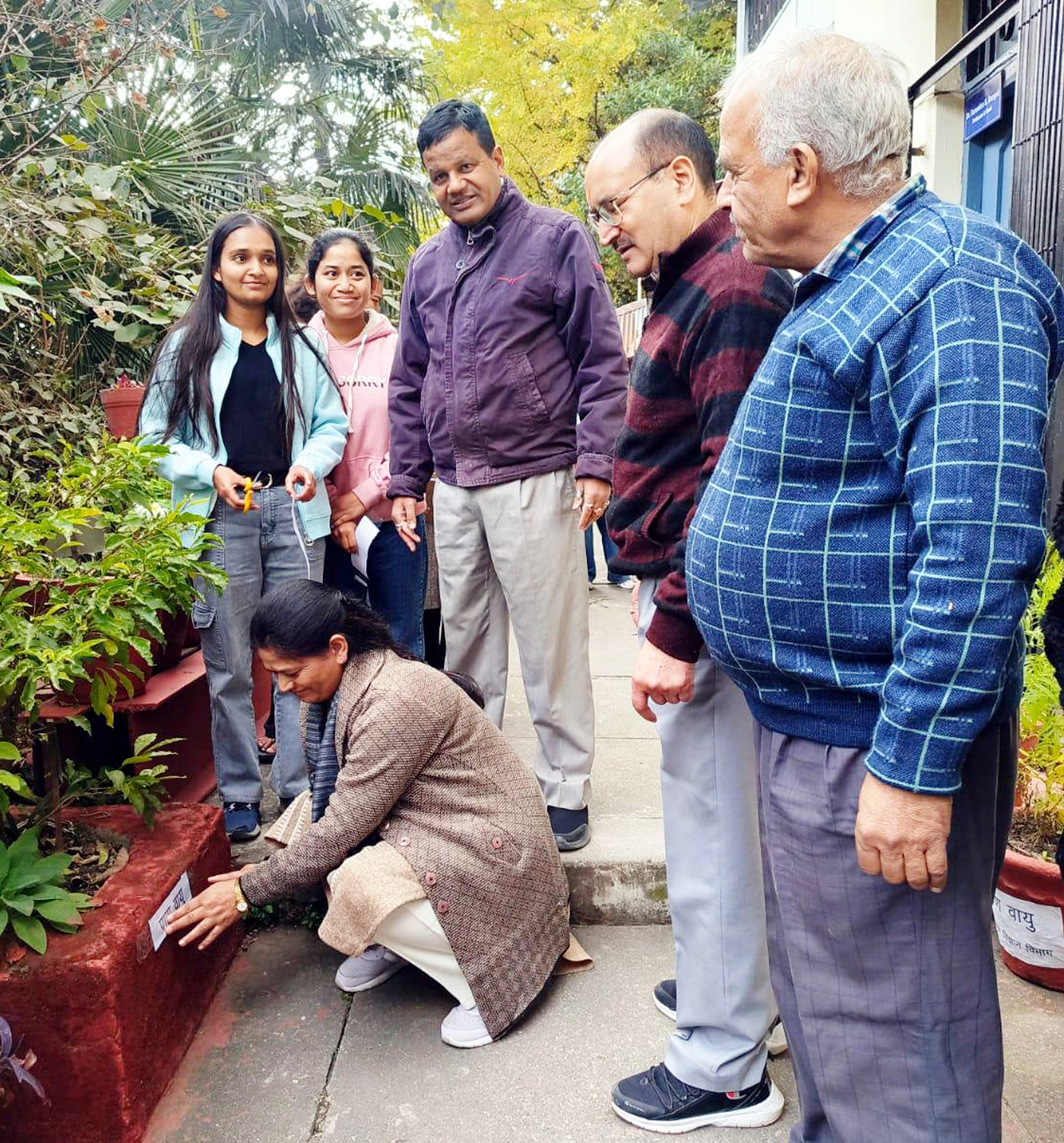 ‘प्राण वायु अभियान’ के अंतर्गत डीएसबी परिसर में पौधरोपण करते प्राध्यापक। ‘प्राण वायु अभियान’ के अंतर्गत डीएसबी परिसर में पौधरोपण करते प्राध्यापक।
