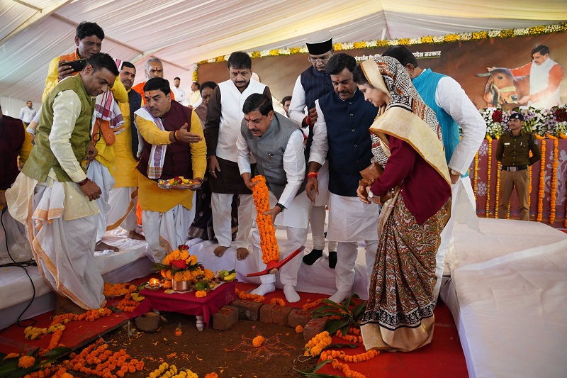 हाईटेक गौशाला का भूमि पूजन करते हुए मुख्यमंत्री डॉ. मोहन यादव हाईटेक गौशाला का भूमि पूजन करते हुए मुख्यमंत्री डॉ. मोहन यादव