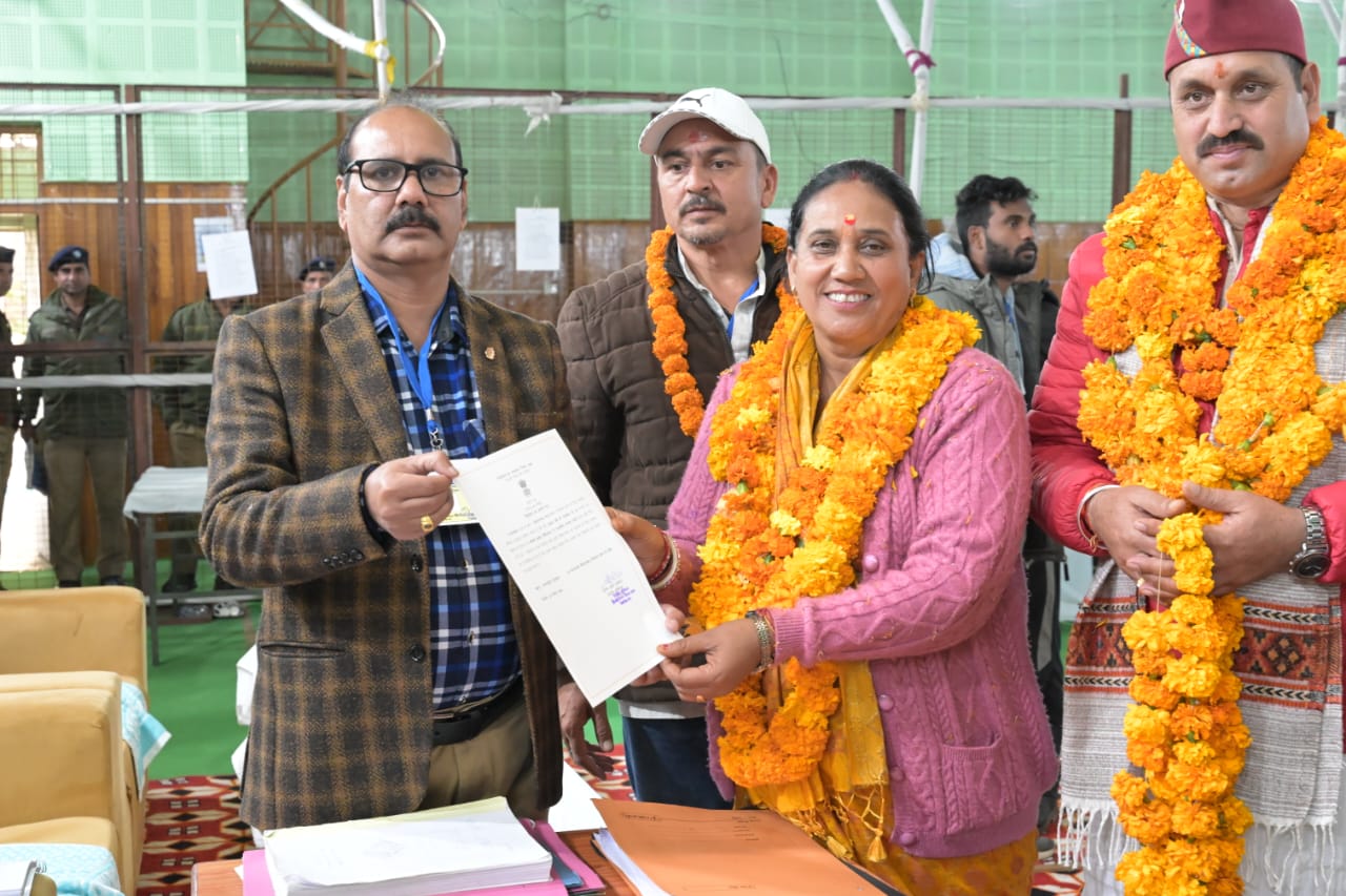 जीत के उपरांत प्रमाण पत्र लेतीं केदारनाथ नवनिर्वाचित विधायक आशा नाैटियाल। जीत के उपरांत प्रमाण पत्र लेतीं केदारनाथ नवनिर्वाचित विधायक आशा नाैटियाल।