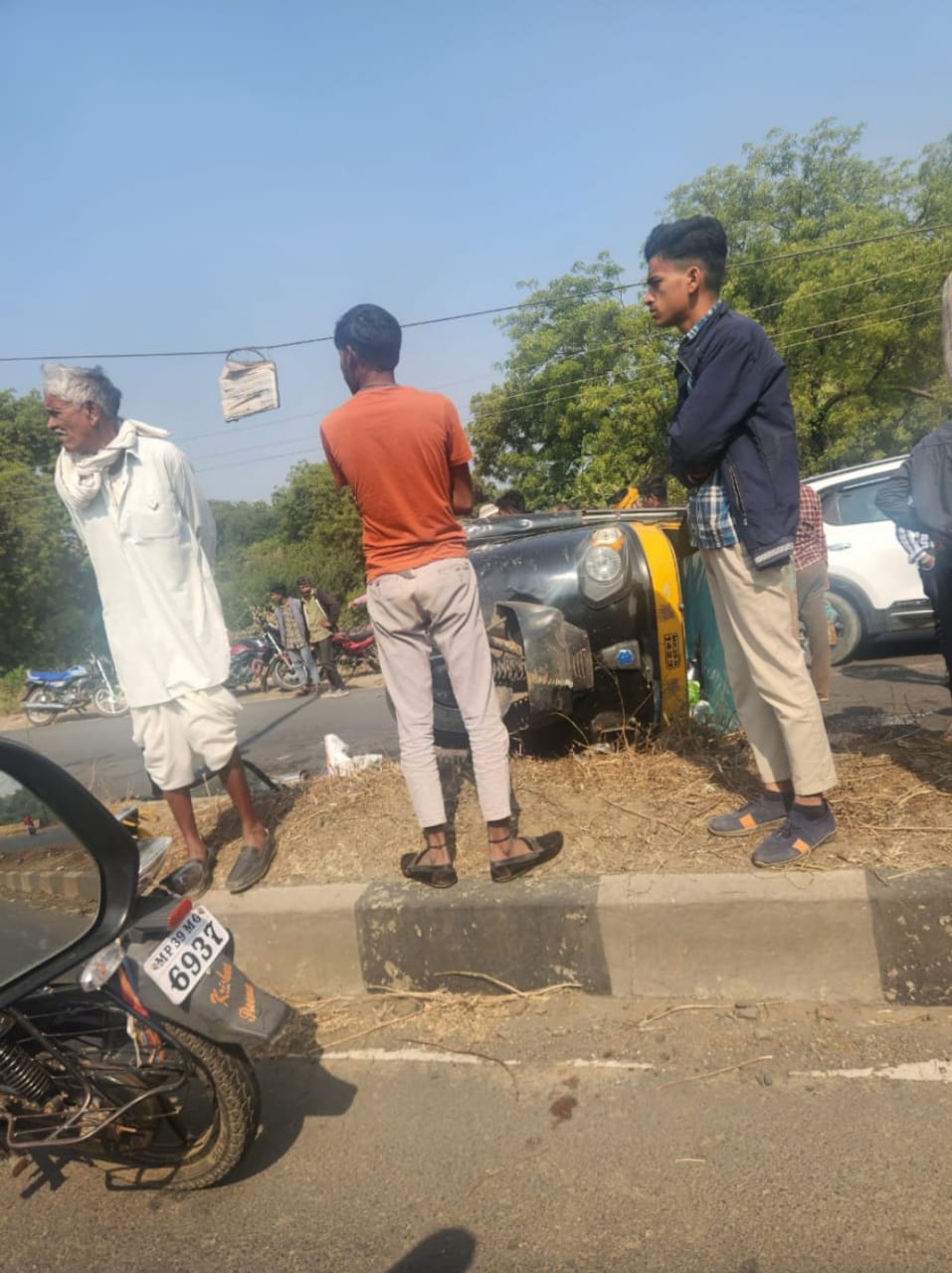 सास-बहू की मौत,बेटा और चालक घायल सास-बहू की मौत,बेटा और चालक घायल