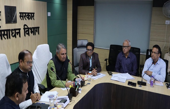 जल संसाधन मंत्री विजय चौधरी समीक्षा बैठक करते