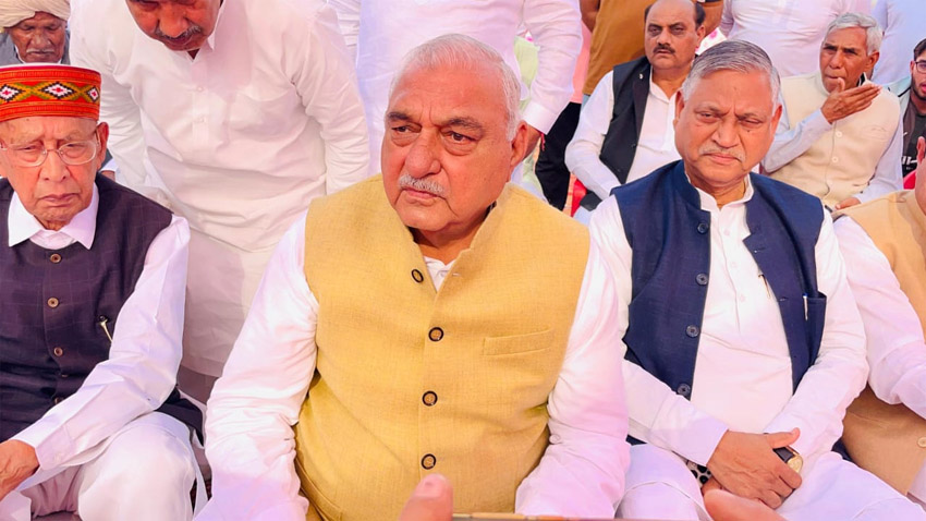 23 Snp-5 सोनीपत: पूर्व मुख्यमंत्री भूपेंद्र सिंह हुड्डा पत्रकारों से बात करते हुए। 23 Snp-5 सोनीपत: पूर्व मुख्यमंत्री भूपेंद्र सिंह हुड्डा पत्रकारों से बात करते हुए।