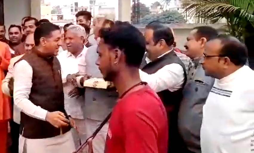 भाजपा कार्यालय पर जश्न मनाते कार्यकर्ता। भाजपा कार्यालय पर जश्न मनाते कार्यकर्ता।