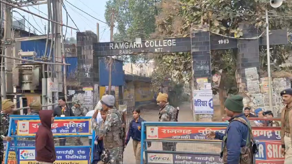 काउंटिंग हॉल के बाहर तैनात सुरक्षाकर्मी काउंटिंग हॉल के बाहर तैनात सुरक्षाकर्मी
