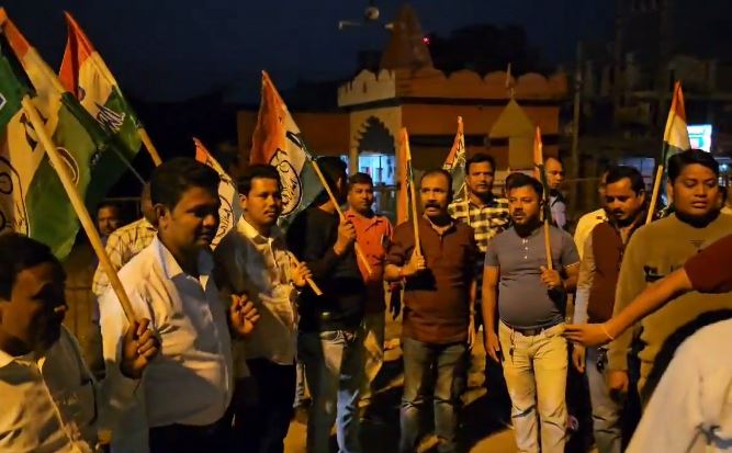 बंगाल: उपचुनाव में तृणमूल की जीत, जश्न बंगाल: उपचुनाव में तृणमूल की जीत, जश्न
