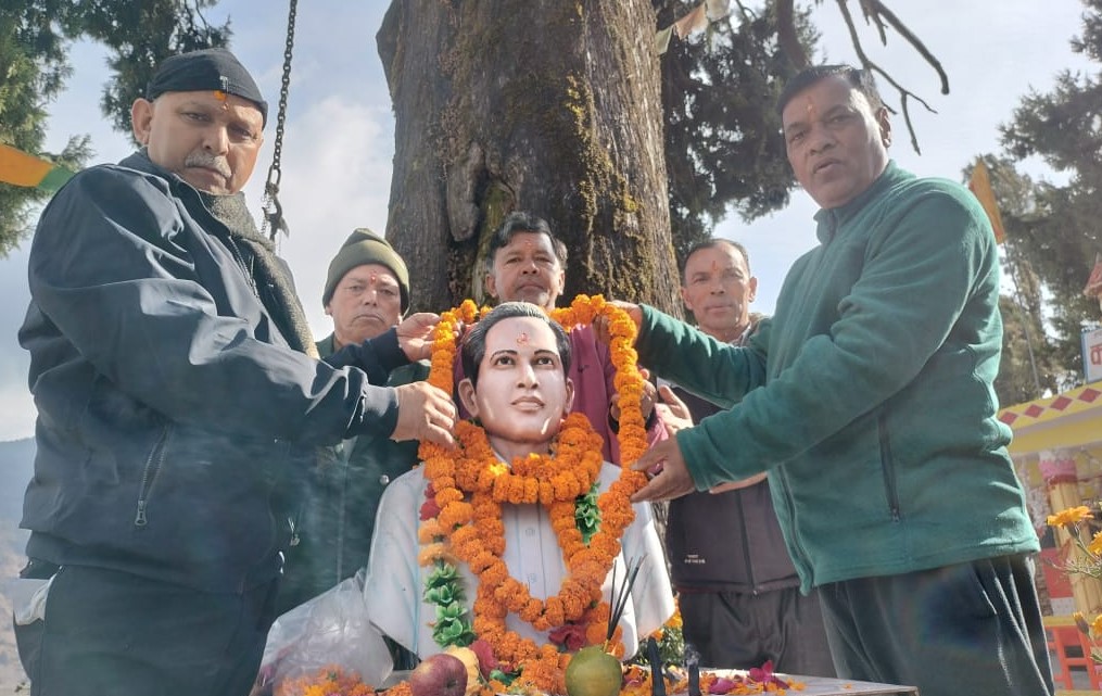 मेले के उद्घाटन पर स्व. शेर सिंह दानू की मूर्ति पर माल्यापर्ण करते हुए। मेले के उद्घाटन पर स्व. शेर सिंह दानू की मूर्ति पर माल्यापर्ण करते हुए।