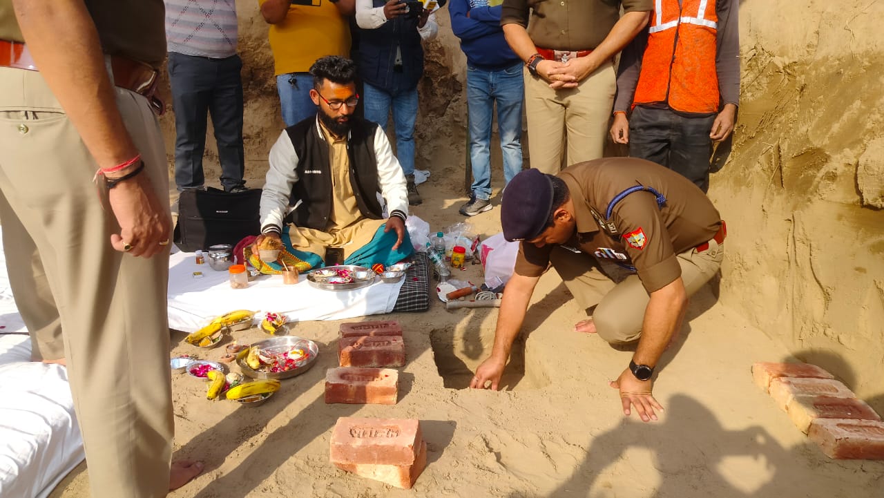 भूमि पूजन करते एसएसपी भूमि पूजन करते एसएसपी