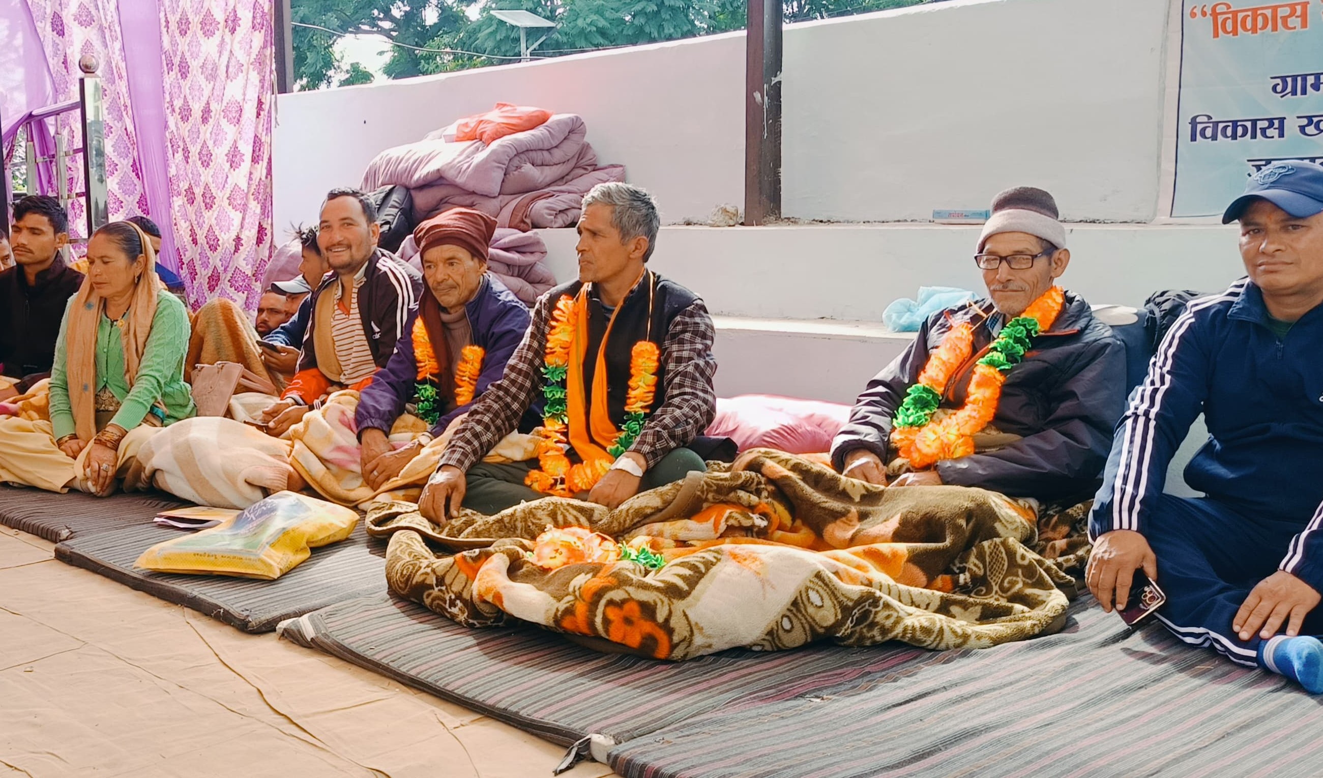 गोपेश्वर में आमरण अनशन पर बैठे आंदोलनकारी। गोपेश्वर में आमरण अनशन पर बैठे आंदोलनकारी।