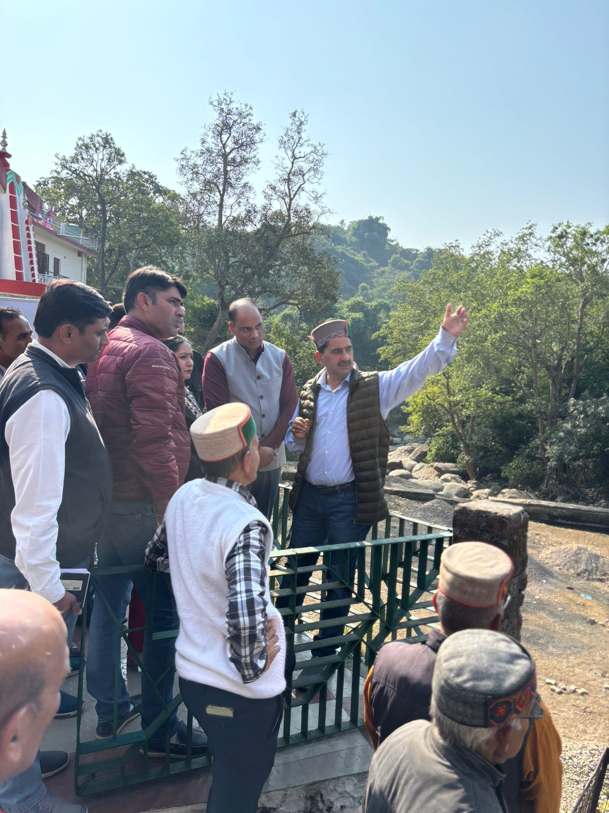विधायक केवल पठानिया निरीक्षण करते हुए।