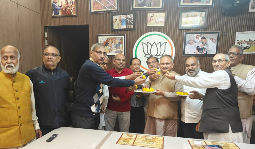 23 Snp-1 सोनीपत: भाजपा की जीत की खुशी में लड्डू बांटते हुए 23 Snp-1 सोनीपत: भाजपा की जीत की खुशी में लड्डू बांटते हुए