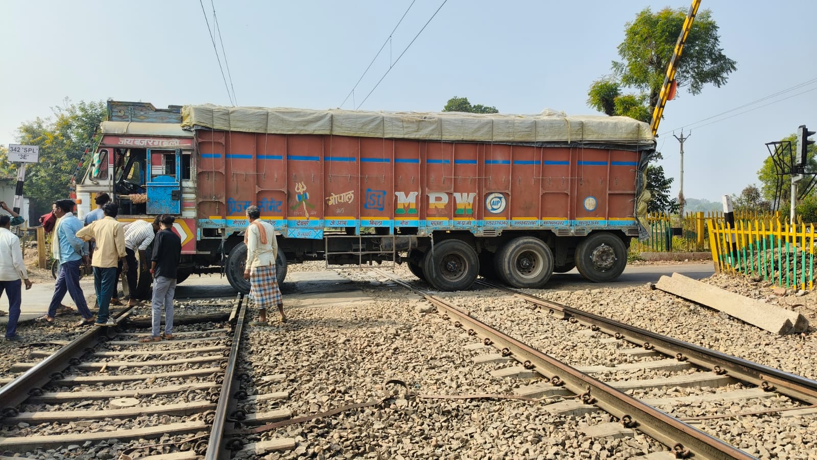 रेल्वे ट्रैक पर फंसा ट्रक रेल्वे ट्रैक पर फंसा ट्रक