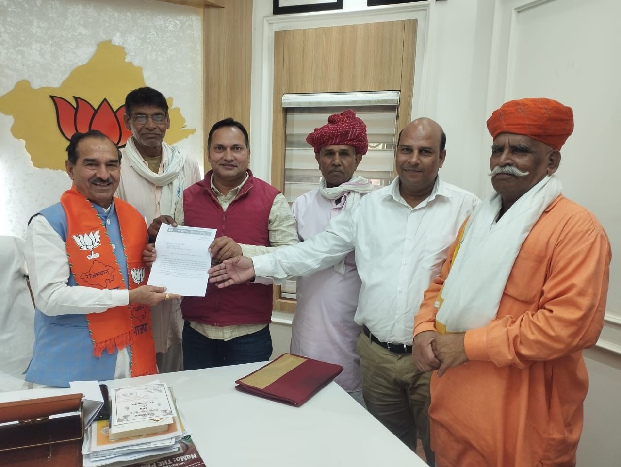 जीएम बीजों के विरोध में ज्ञापन देते पदाधिकारी। जीएम बीजों के विरोध में ज्ञापन देते पदाधिकारी।