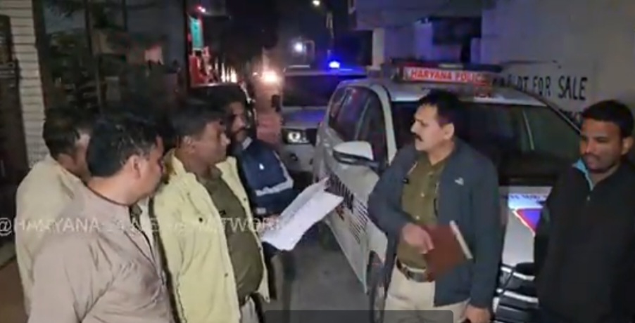 पुलिस मौके पर जांच करती हुई पुलिस मौके पर जांच करती हुई