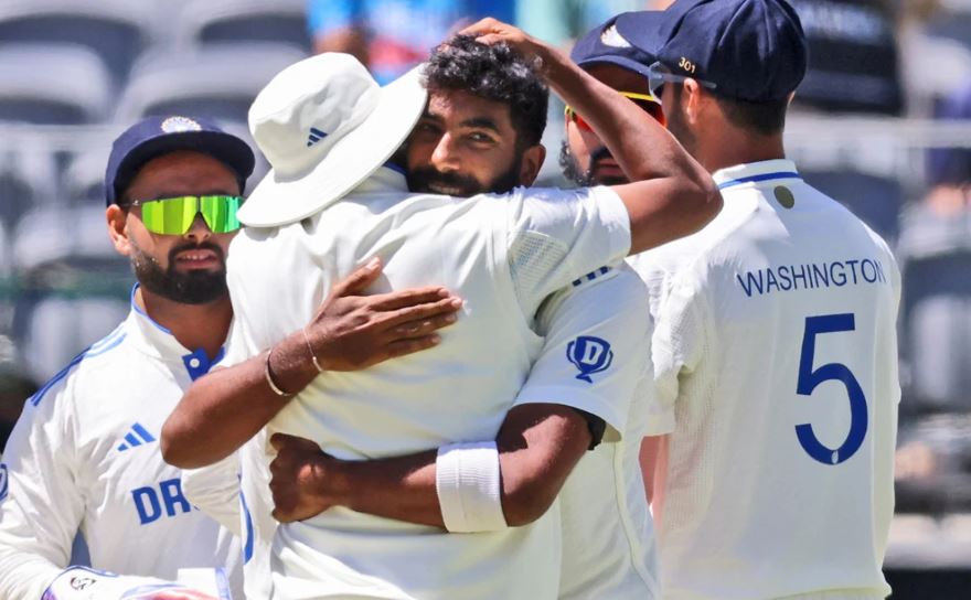 एलेक्स कैरी को आउट करने के बाद जश्न मनाते बुमराह व अन्य खिलाड़ी एलेक्स कैरी को आउट करने के बाद जश्न मनाते बुमराह व अन्य खिलाड़ी