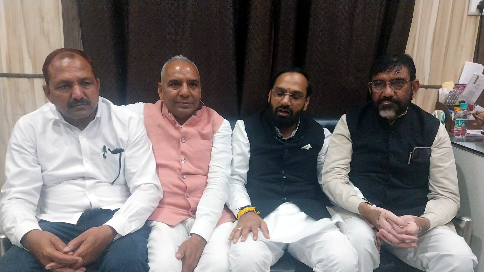 पत्रकारों से बातचीत करते हुए भाजपा विधायक देवेंद्र चतरभुज अत्री। पत्रकारों से बातचीत करते हुए भाजपा विधायक देवेंद्र चतरभुज अत्री।