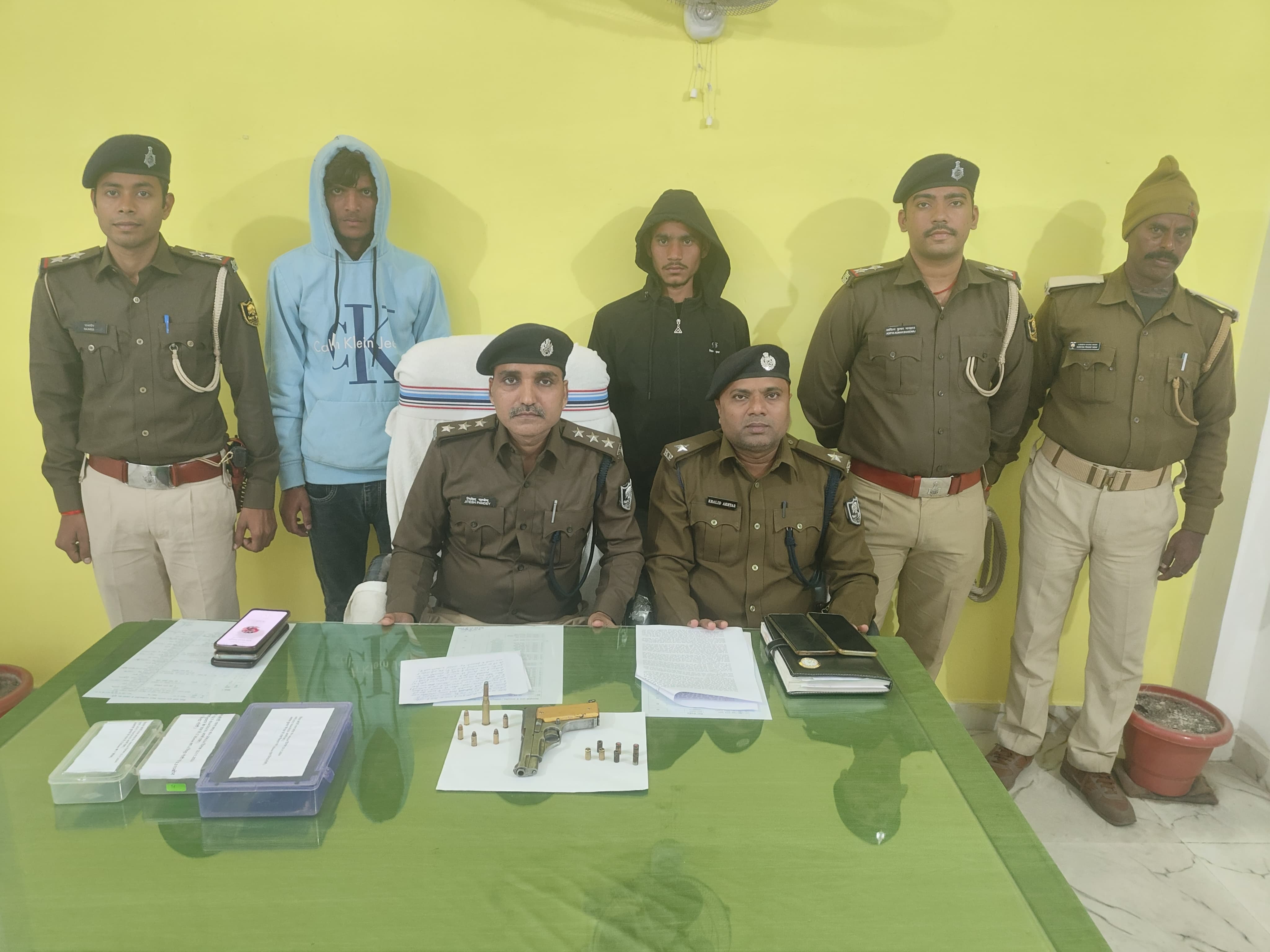पुलिस टीम के गिरफ्त में दोनो अपराधी पुलिस टीम के गिरफ्त में दोनो अपराधी