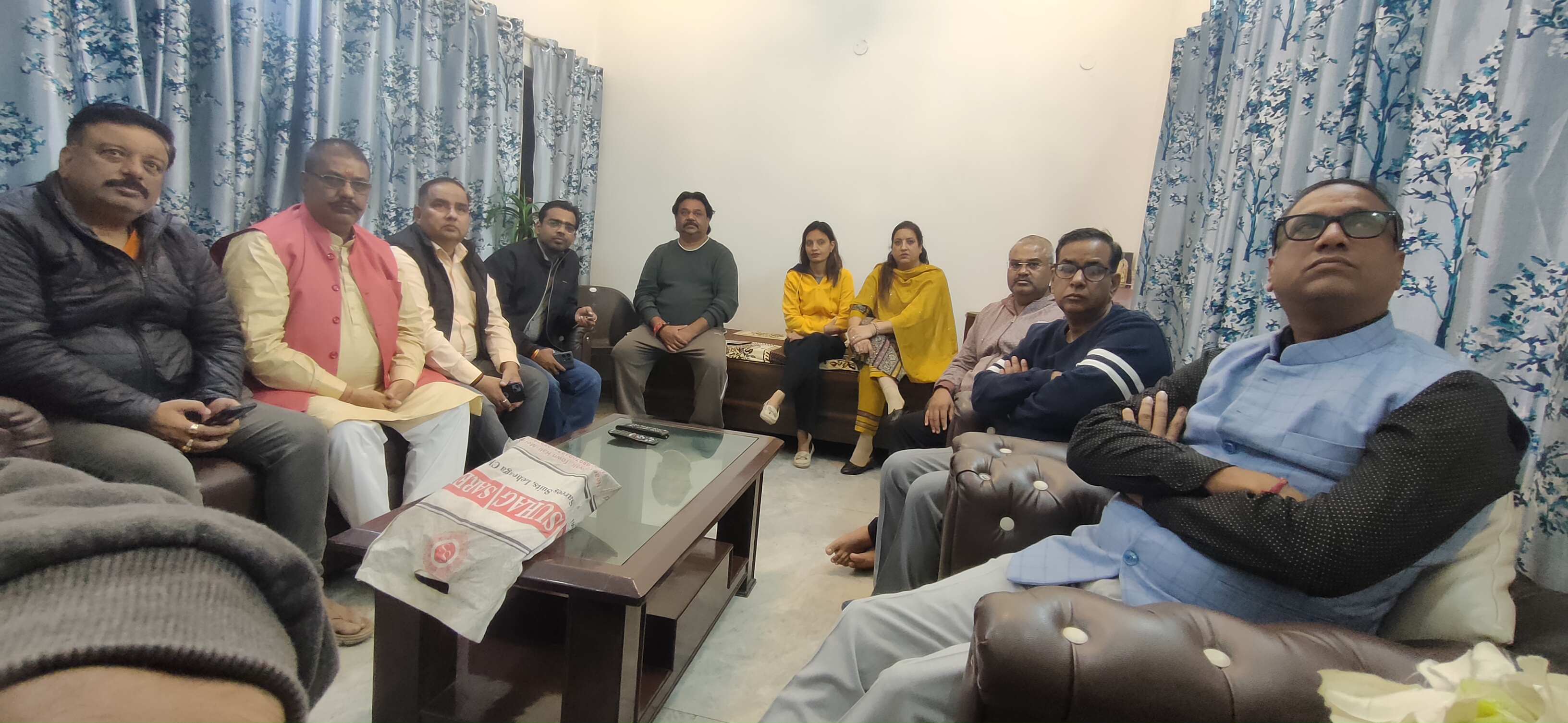 प्रधानमंत्री नरेंद्र मोदी के मन की बात कार्यक्रम के 116 वां संस्करण सुनते भाजपाई। प्रधानमंत्री नरेंद्र मोदी के मन की बात कार्यक्रम के 116 वां संस्करण सुनते भाजपाई।