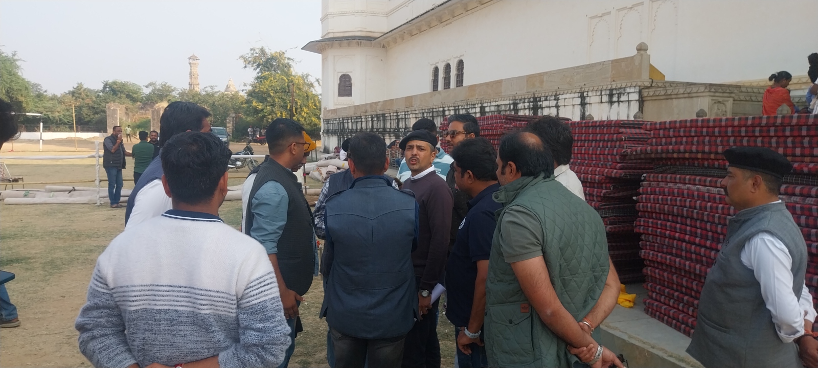 चित्तौड़ दुर्ग स्थित फतह प्रकाशमहल के प्रांगण में होने वाले राजतिलक समारोह की तैयारियों का जायजा लेते पदाधिकारी। चित्तौड़ दुर्ग स्थित फतह प्रकाशमहल के प्रांगण में होने वाले राजतिलक समारोह की तैयारियों का जायजा लेते पदाधिकारी।