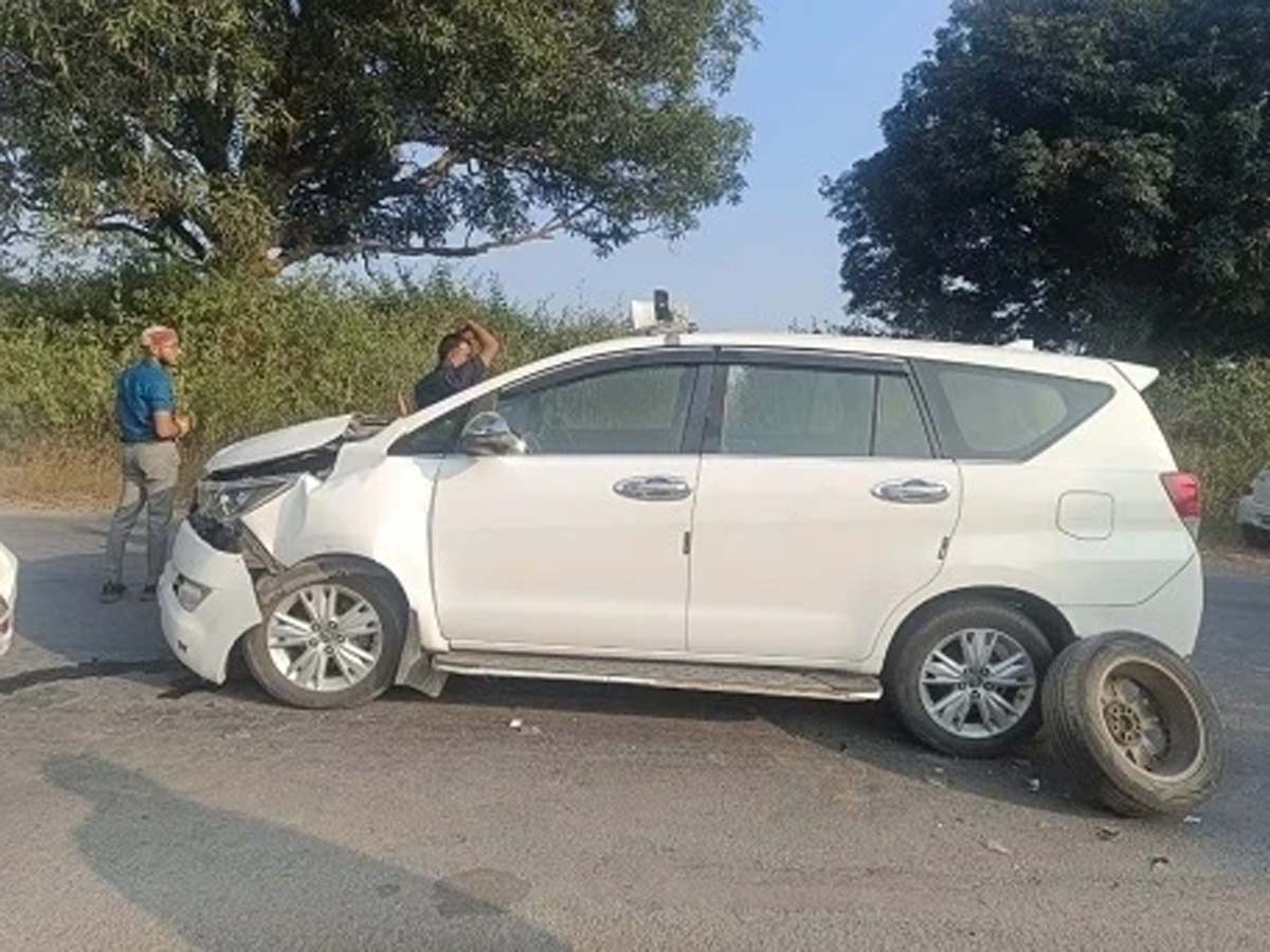 छत्तीसगढ़ की महिला एवं बाल विकास मंत्री लक्ष्मी रजवाड़े के क्षतिग्रस्त वाहन छत्तीसगढ़ की महिला एवं बाल विकास मंत्री लक्ष्मी रजवाड़े के क्षतिग्रस्त वाहन