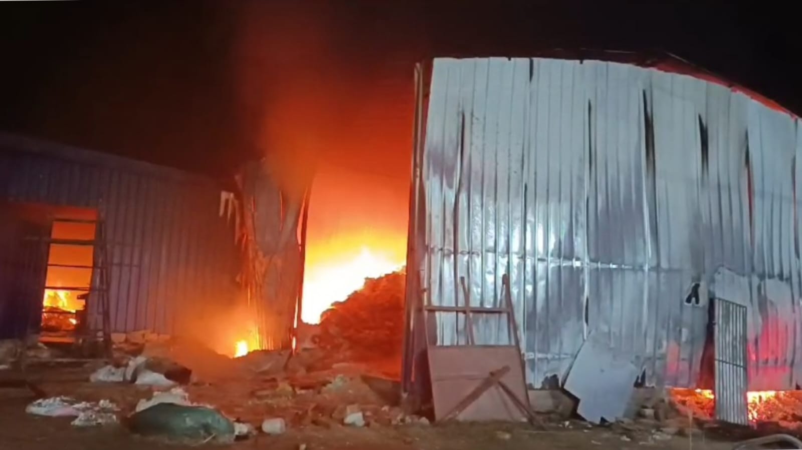 काटन फैक्ट्री में लगी आग काटन फैक्ट्री में लगी आग
