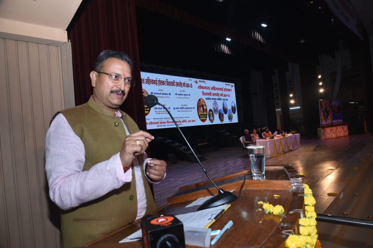 कार्यक्रम को संबोधित करते आलोक कुमार कार्यक्रम को संबोधित करते आलोक कुमार