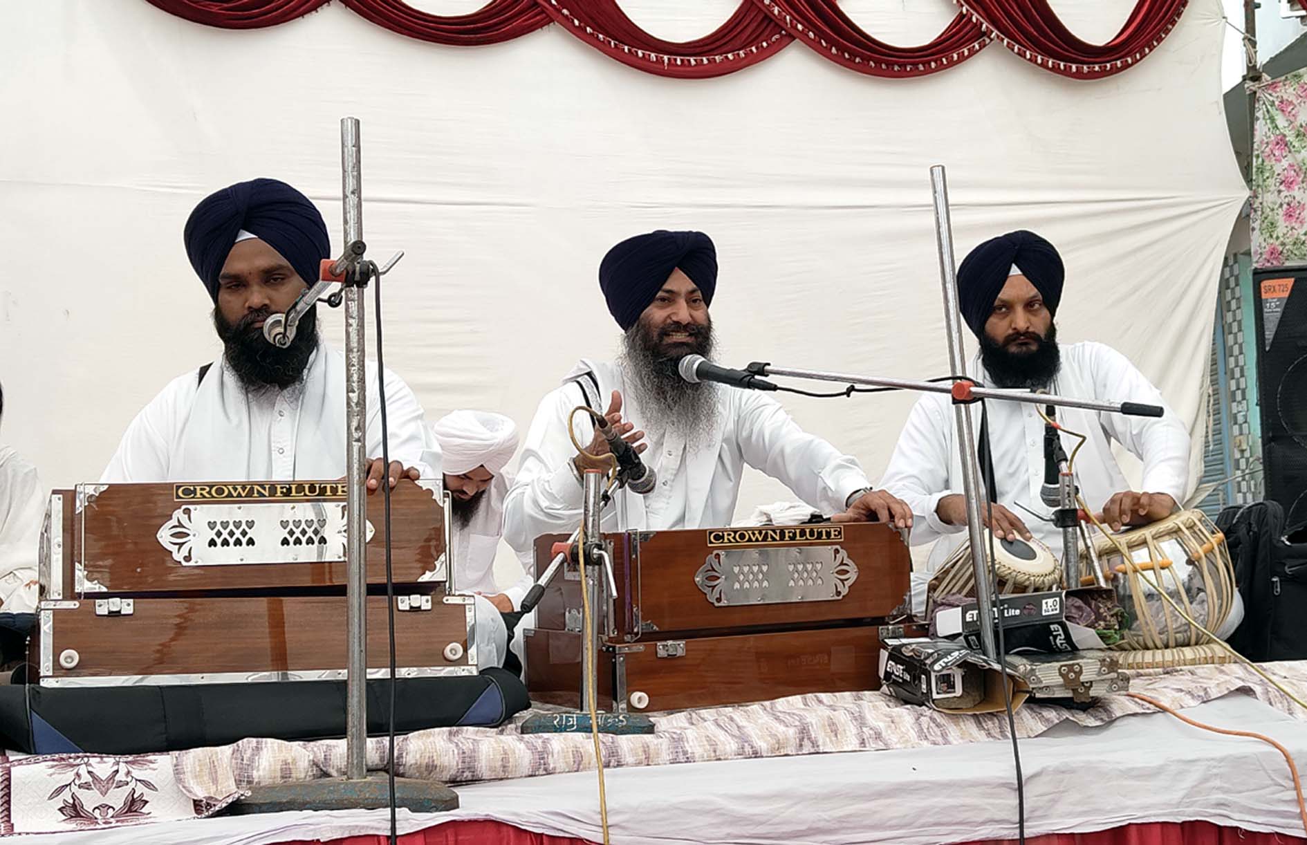 प्रकाशोत्सव पर कीर्तन करते हुए हजूरी रागी जत्था। प्रकाशोत्सव पर कीर्तन करते हुए हजूरी रागी जत्था।