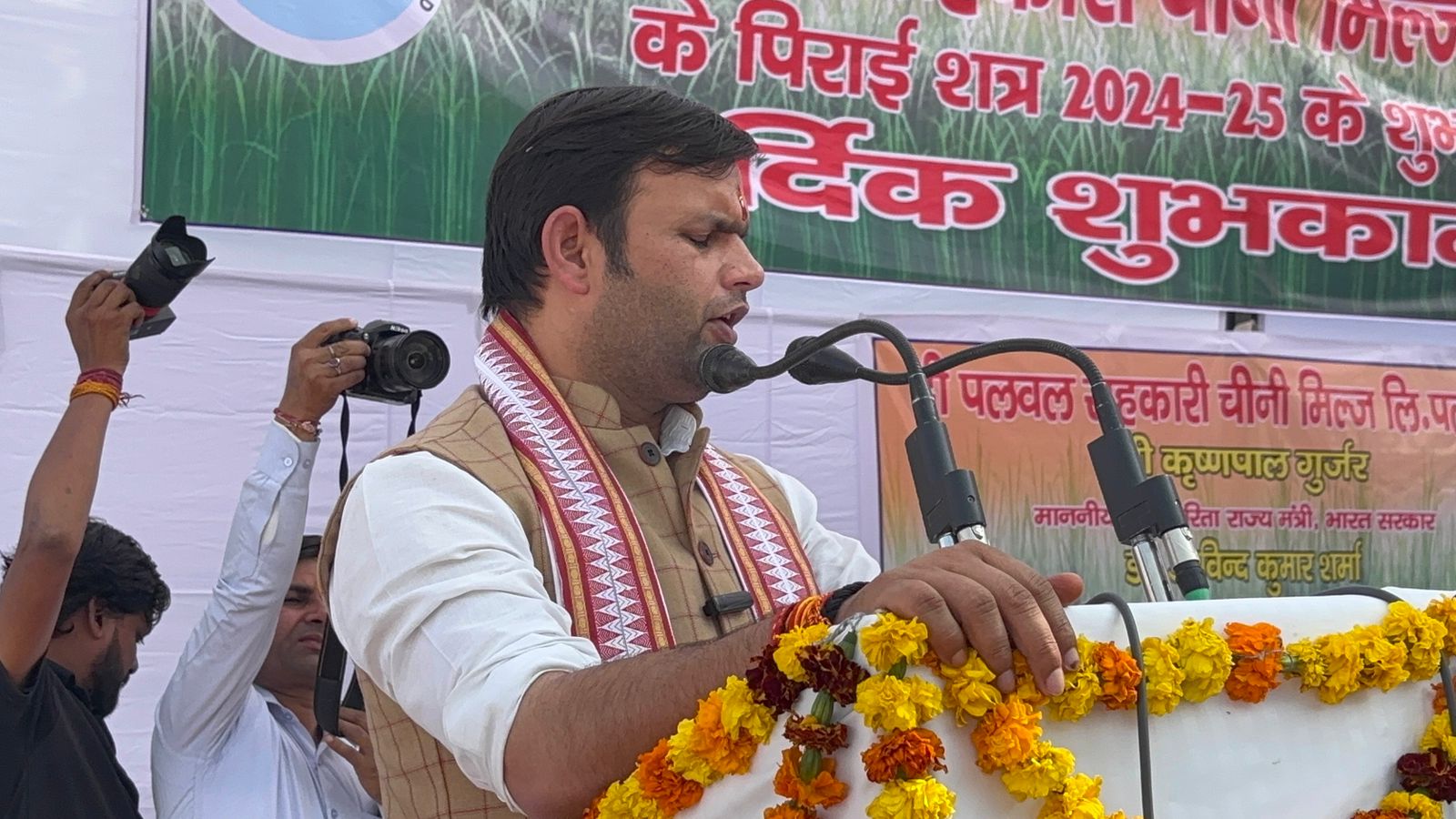 कार्यकर्म में सम्न्बोधित करते हुए राज्य मंत्री गौतम