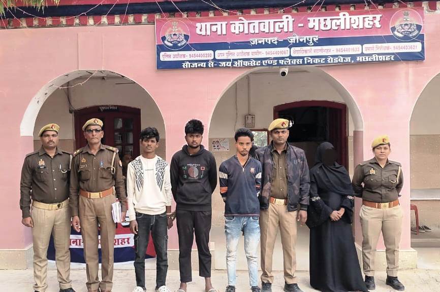 पुलिस ने नाबालिग किशोरी के हत्या के मामले में एक महिला सहित 3 पुरषों को किया गिरफ्तार पुलिस ने नाबालिग किशोरी के हत्या के मामले में एक महिला सहित 3 पुरषों को किया गिरफ्तार
