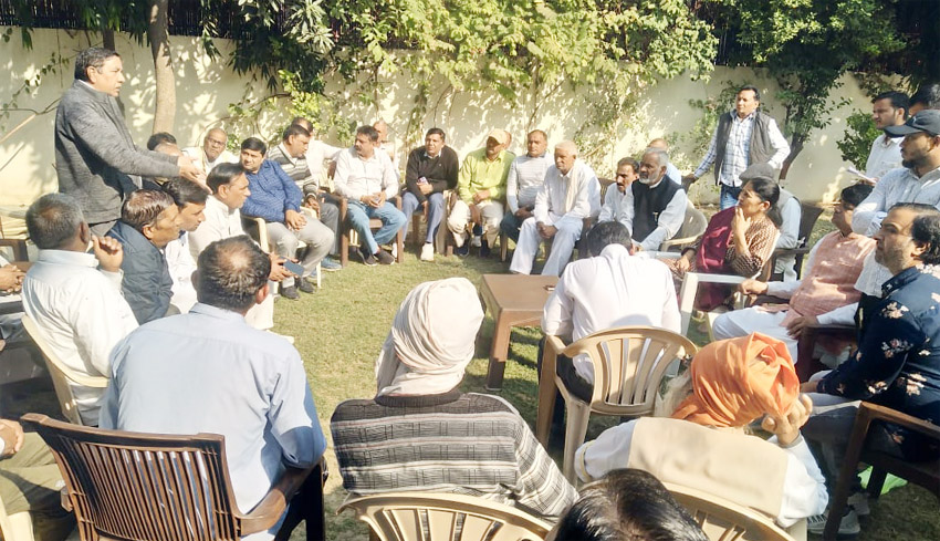 24 Snp-1 सोनीपत: विधायक कृष्ण गहलावत ग्रामीणों की समस्याओं को सुनते हुए। 24 Snp-1 सोनीपत: विधायक कृष्ण गहलावत ग्रामीणों की समस्याओं को सुनते हुए।