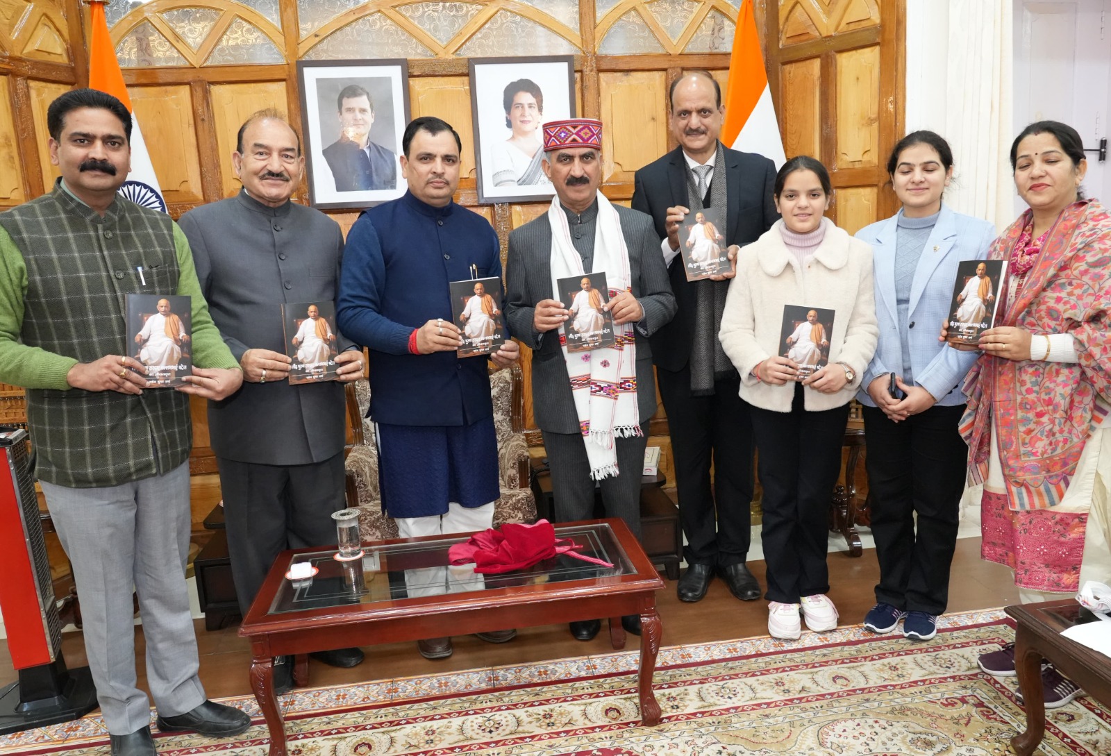 मुख्यमंत्री पुस्तक का विमोचन करते हुए मुख्यमंत्री पुस्तक का विमोचन करते हुए