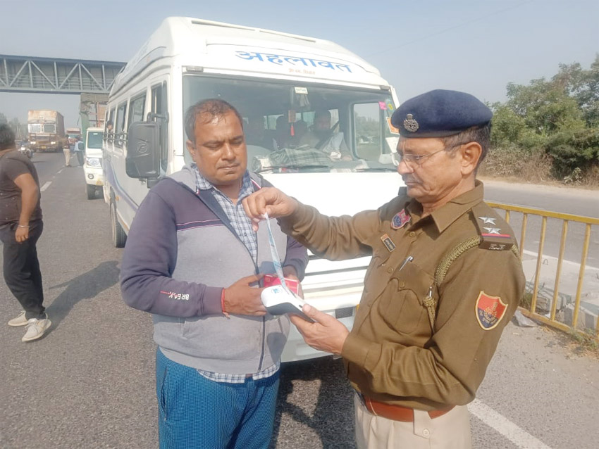 24 Snp-5 सोनीपत:वाहन चालकों के चालान करते हुए 24 Snp-5 सोनीपत:वाहन चालकों के चालान करते हुए