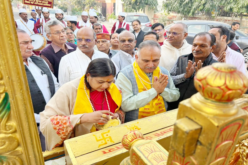 24 Snp-2 सोनीपत: पूर्व कैबिनेट मंत्री कविता जैन और मुख्यमंत्री के पूर्व मीडिया सलाहकार राजीव जैन ने पूजा-अर्चना और आरती के बाद रवानगी देते हुए। 24 Snp-2 सोनीपत: पूर्व कैबिनेट मंत्री कविता जैन और मुख्यमंत्री के पूर्व मीडिया सलाहकार राजीव जैन ने पूजा-अर्चना और आरती के बाद रवानगी देते हुए।