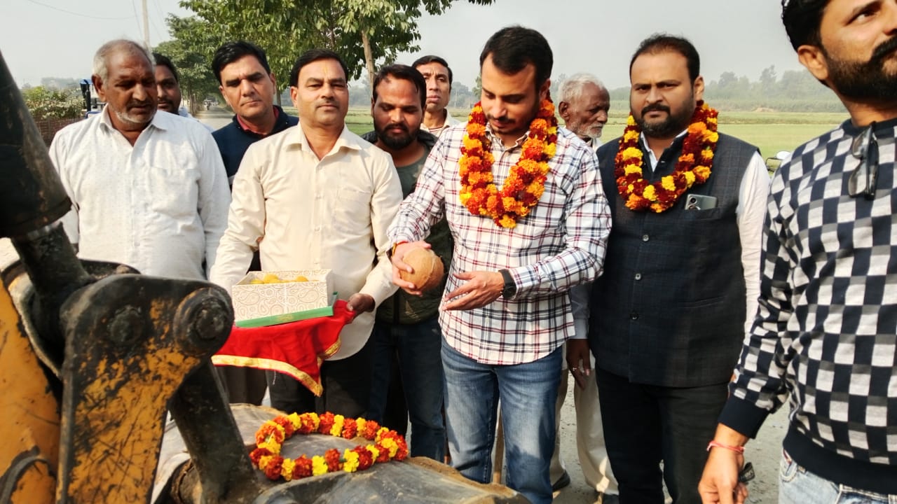 शुभारंभ करते हुए निश्चल चौधरी शुभारंभ करते हुए निश्चल चौधरी