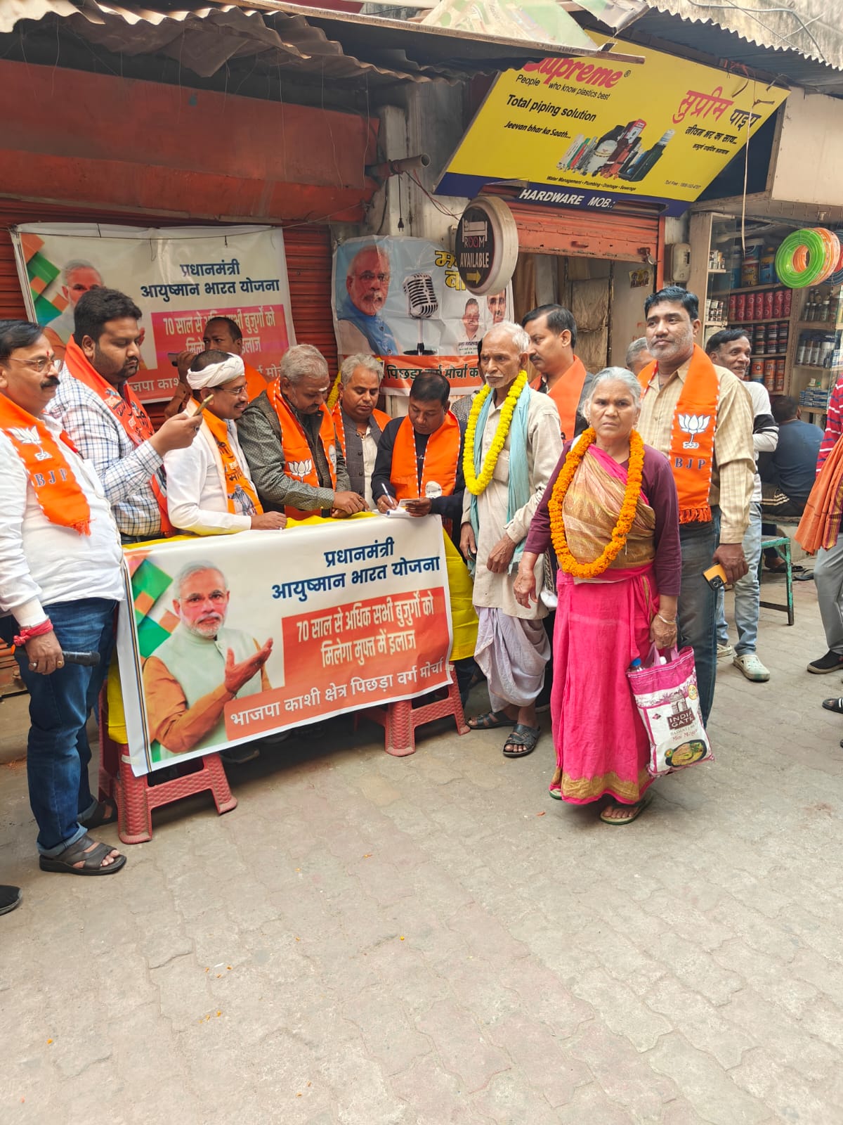 वाराणसी में भाजपा कार्यकर्ता मन की बात सुनते हुए:फोटो बच्चा गुप्ता वाराणसी में भाजपा कार्यकर्ता मन की बात सुनते हुए:फोटो बच्चा गुप्ता