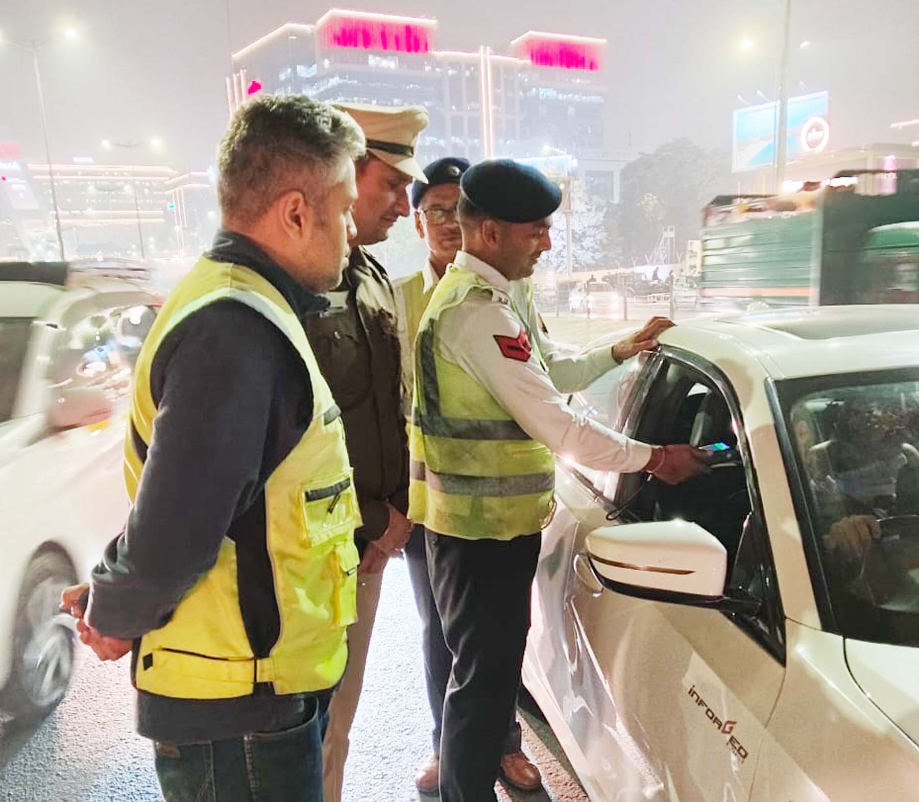 फोटो नंबर-03: गुरुग्राम में ड्रिंक एंड ड्राईव करने वालों की जांच करते यातायात पुलिसकर्मी। फोटो नंबर-03: गुरुग्राम में ड्रिंक एंड ड्राईव करने वालों की जांच करते यातायात पुलिसकर्मी।
