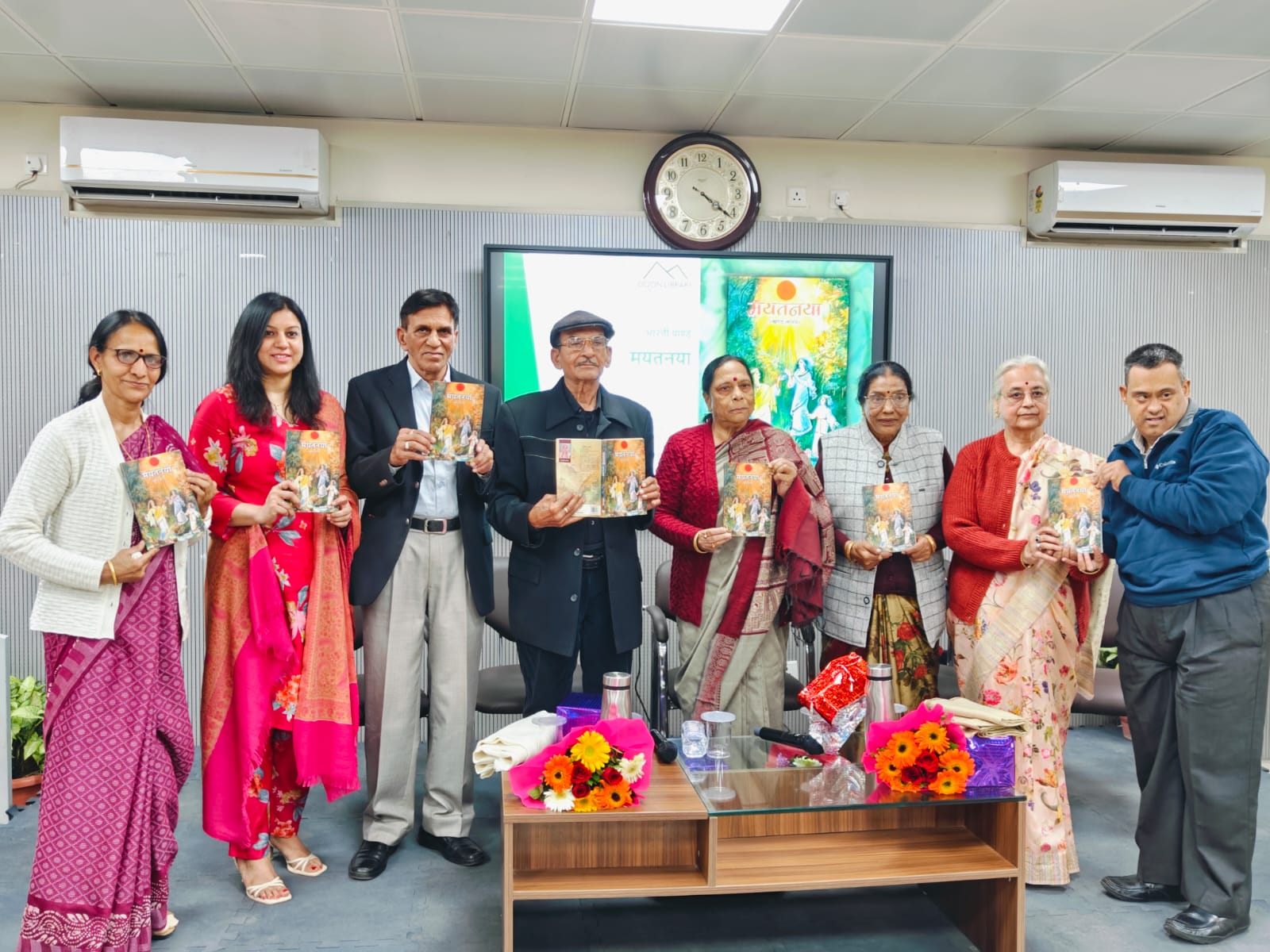 दून पुस्तकालय में भारती पाण्डे के खंड काव्य 'मयतनया' का लोकार्पण करते हुए। दून पुस्तकालय में भारती पाण्डे के खंड काव्य 'मयतनया' का लोकार्पण करते हुए।