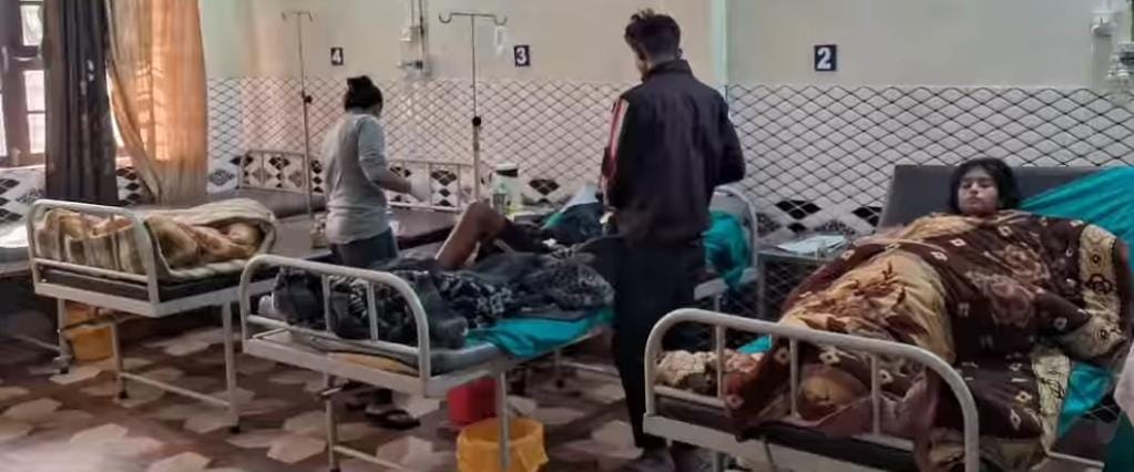 अस्पताल का निरीक्षण करते हुए अस्पताल का निरीक्षण करते हुए