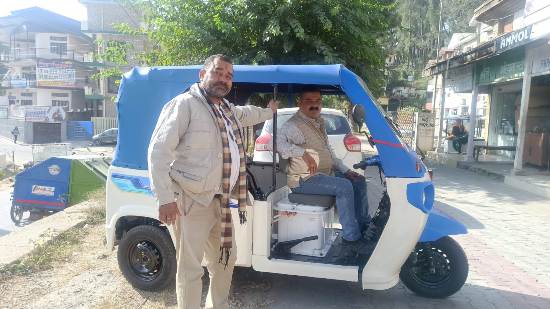 ई-ऑटो चला रहे अनमोल कुमार ई-ऑटो चला रहे अनमोल कुमार
