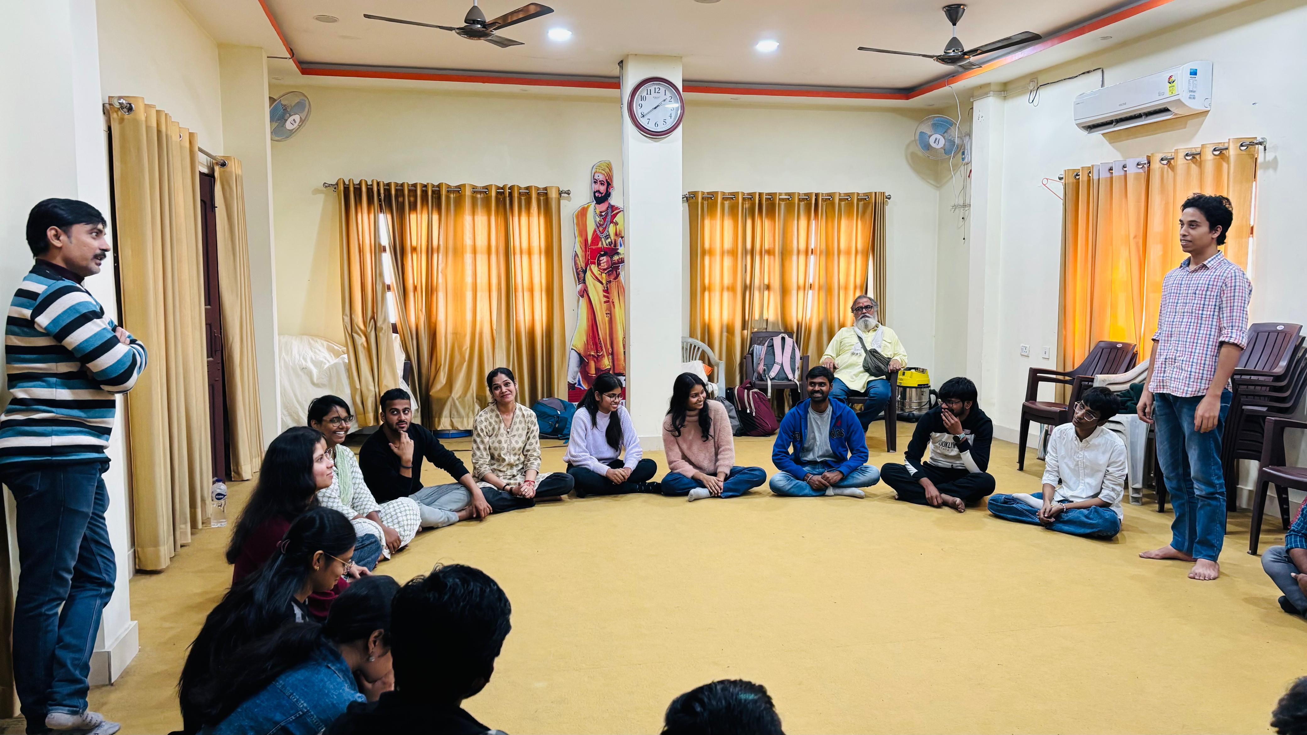 ‘एक दिवसीय फ़िल्म मेकिंग एवं सिनेमेटिक लैंग्वेज’ कार्यशाला में जुटे युवा ‘एक दिवसीय फ़िल्म मेकिंग एवं सिनेमेटिक लैंग्वेज’ कार्यशाला में जुटे युवा