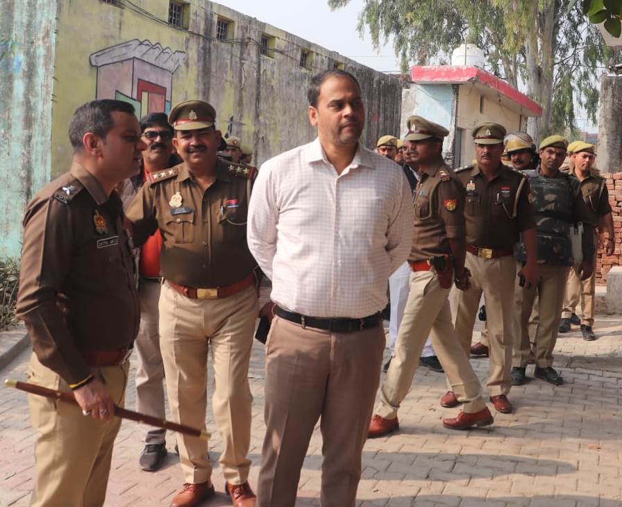 संभल हिंसा के बाद मुरादाबाद में पुलिस कर्मियों के साथ पैदल मार्च करते डीएम और एसएसपी। संभल हिंसा के बाद मुरादाबाद में पुलिस कर्मियों के साथ पैदल मार्च करते डीएम और एसएसपी।