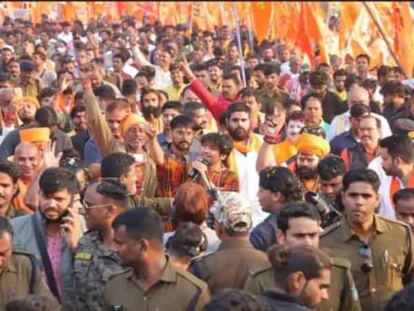 छतरपुर : बहू.बेटियों को बचाना है तो सड़को पर आना ही होगा : पंडित धीरेन्द्र कृष्ण छतरपुर : बहू.बेटियों को बचाना है तो सड़को पर आना ही होगा : पंडित धीरेन्द्र कृष्ण