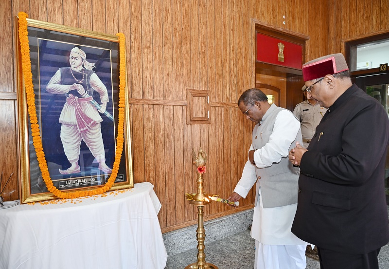 गुवाहाटीः राजभवन में  वीर लाचित बोरफुकन को अर्पित करते श्रद्धांजलि असम के राज्यपाल